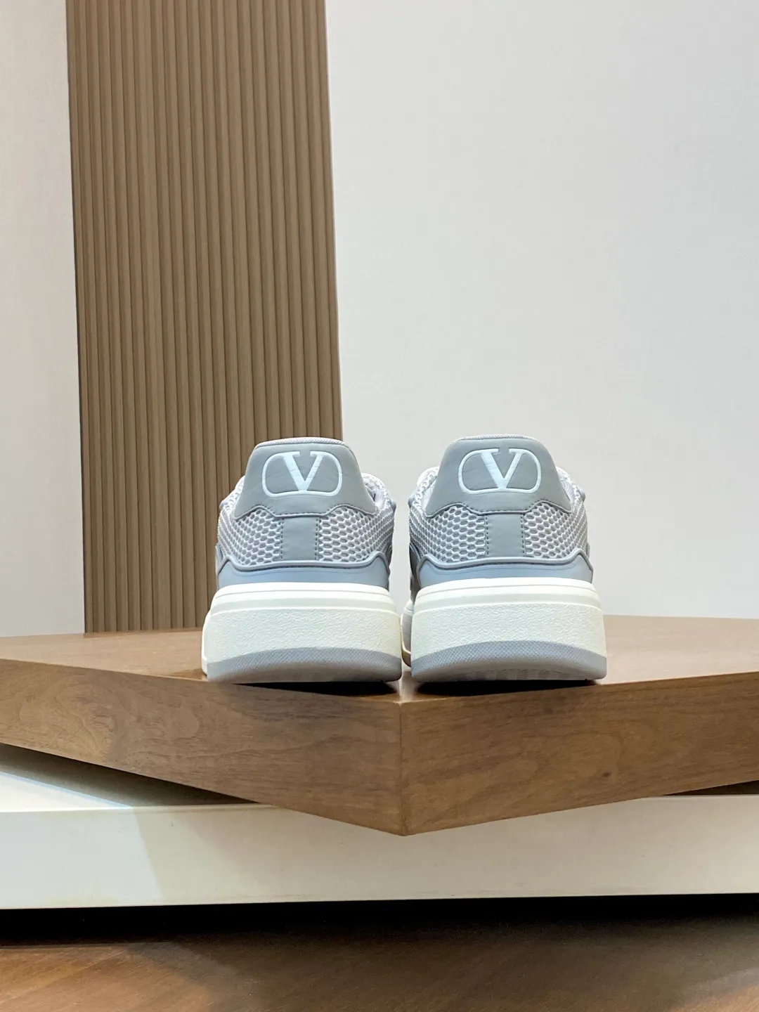 Men's shoes 💰660 Valentino/VALENTINO JOIE DE JOUER couple's low-top sneakers. This sneaker is made of splicing and is decorated with rubber VLOGO SIGNATURE details on the front. The upper is punched and the tongue is decorated with VLOGO SIGNATURE. Logo, with two-color rubber outsole, suede leather fabric lining, logo cowhide insole, fashionable and elegant style, comfortable and breathable for the upper foot, full of personality, and comes with a complete set of original packaging! Code number: 39-44 (38, 45 customized)